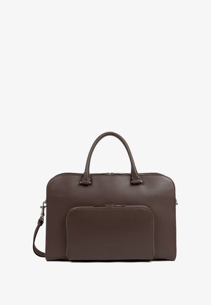 Portafoglio in pelle marrone con doppie maniglie, una tracolla staccabile e una tasca frontale con zip su uno sfondo bianco.