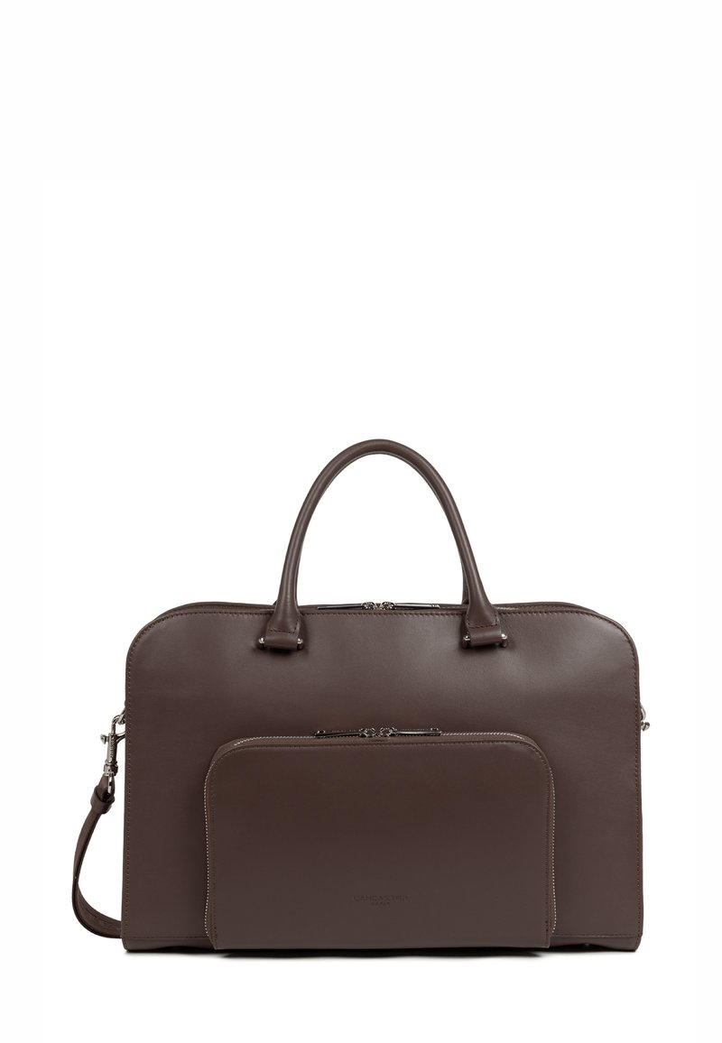 Valise en cuir marron avec deux poignées, une bandoulière détachable et une poche zippée à l'avant sur fond blanc.