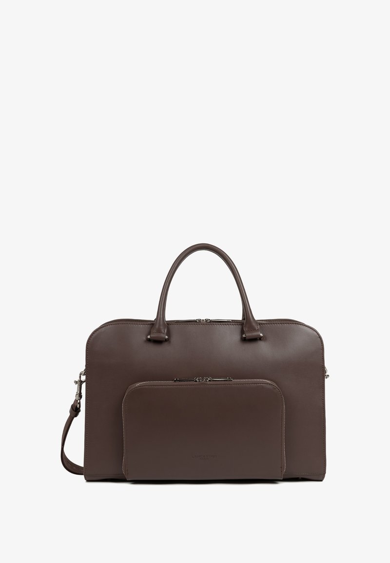 Valise en cuir marron avec deux poignées, une bandoulière détachable et une poche zippée à l'avant sur fond blanc.