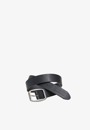 Zwarte leren riem met textuur en een zilverkleurige rechthoekige gesp. De riem heeft een gladde afwerking en meerdere verstelgaten.