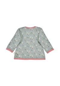 Langärmliges Kinderoberteil aus softem, hellblauem Stoff mit einem wiederholten Muster von Hasen und Pflanzen, mit pinkem Saum am Kragen und den Ärmeln.