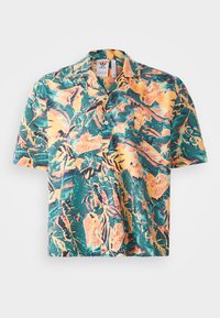 Short-sleeve shirt in a vibrant tropical pattern featuring greens, oranges, and yellows. Classic collar with a button front and a relaxed fit.