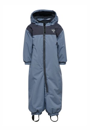 Blauer und schwarzer Kinder-Skianzug mit Kapuze, Frontreißverschluss, elastischen Bündchen und Fußriemen, vor weißem Hintergrund dargestellt.