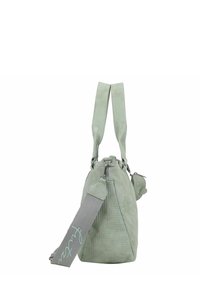 Borsa a tracolla di un verde chiaro con texture, manici corti e una tracolla grigia staccabile con un logo sottile. Dettagli in hardware argentato.