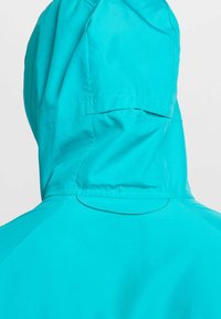 Turquoise capuchonjack met een gladde textuur, met zichtbare stikdetails en een ontspannen pasvorm. Achteraanzicht, met de nadruk op het ontwerp van de capuchon.