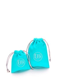 Tyrkysové textilné tašky so sťahovacou šnúrkou v dvoch veľkostiach, so striebornými akcentmi a bielym logom: "Elli WE ♥ JEWELS". Hladký povrch, jednoduchý dizajn.