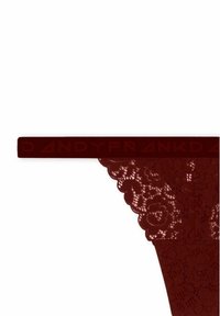 Bordeaux kant thong met een golvende rand, een zachte stofband met branding en bloemmotieven door het kant.