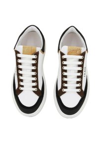 Sneaker bianche con accenti in suede marrone e nero, dotate di suola in gomma, punta rotonda e design classico con lacci.