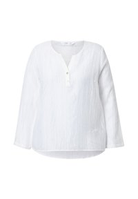 Camisa blanca de manga larga con escote en V y tres botones. Tejido texturizado con suaves líneas verticales. Dobladillo ligeramente curvado.