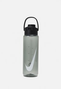 Grijze plastic waterfles met een zwarte dop en handgreep, voorzien van een wit Nike-logo en maatmarkeringen op de zijkant.