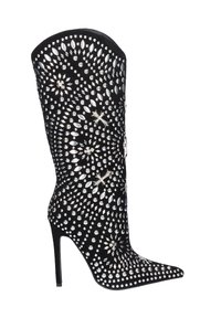 Bota negra hasta la rodilla con punta afilada, adornada con tachuelas plateadas y acentos brillantes, con un elegante tacón de aguja.