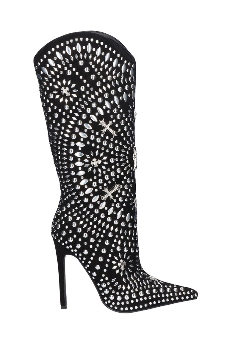 Bota negra hasta la rodilla con punta afilada, adornada con tachuelas plateadas y acentos brillantes, con un elegante tacón de aguja.