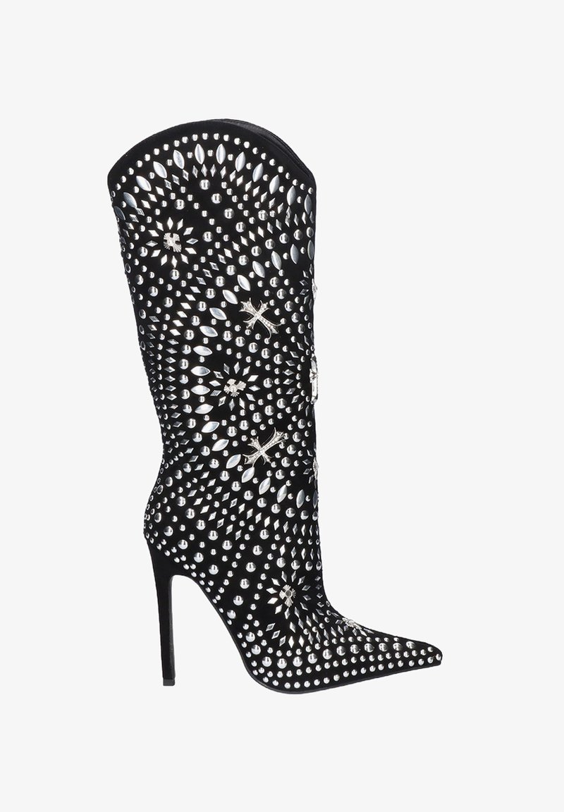 Bota negra hasta la rodilla con punta afilada, adornada con tachuelas plateadas y acentos brillantes, con un elegante tacón de aguja.