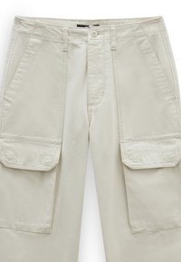 Beige cargobroek met een rits en knoopsluiting aan de voorkant, voorzien van twee grote zijzakken en gestikte details. Gemaakt van duurzame stof.