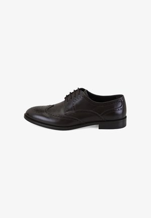 Chaussure habillée en cuir marron avec des détails de brogue, design à lacets, finition lisse et semelle en caoutchouc noir à profil bas.