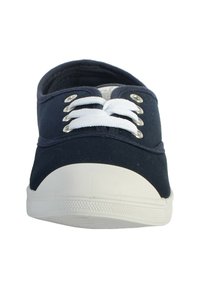 Sneaker in tela blu con suola in gomma bianca. Presenta lacci bianchi e occhielli in metallo. Forma rotonda con texture liscia sulla parte superiore e suola con motivo.