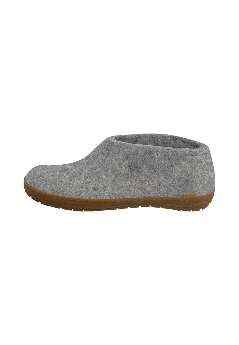 Grå filtsandal med en låg, rund silhuett, mjuk textur och en hållbar brun gummisula. Sömlös design med minimala detaljer.