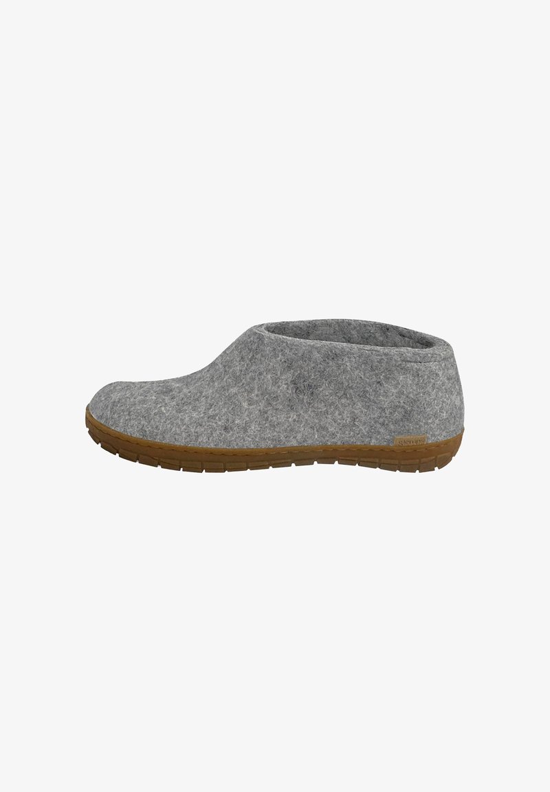 Grå filtsandal med en låg, rund silhuett, mjuk textur och en hållbar brun gummisula. Sömlös design med minimala detaljer.