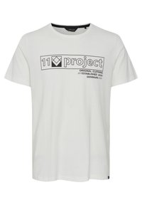 Hvit kortermet t-skjorte laget av bomull, med et svart trykk som leser "11 project" og detaljer som "Original Clothing Established 2020 Denmark."