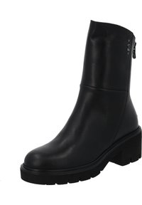 Bottine en cuir noir avec une texture lisse, un bout arrondi et une semelle à plateforme épaisse. Fermeture zippée sur le côté et accents matériels minimaux.