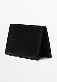 Zwarte leren portemonnee met een gestructureerde afwerking, voorzien van meerdere kaartsleuven en een opvouwbaar ontwerp. Soepele randen en een minimalistische stijl.