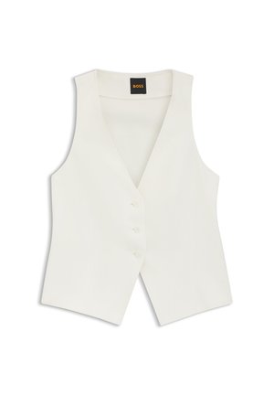 Chaleco blanco a medida sin mangas con escote en V y tres botones frontales, con etiqueta BOSS en el interior del cuello.