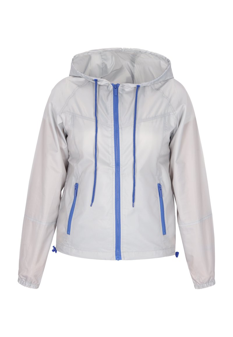 Giacca leggera argento con cappuccio, cerniera blu e stringhe. Presenta due tasche laterali e polsini elasticizzati. Materiale liscio e resistente all'acqua.
