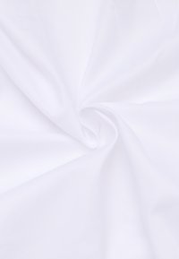 Weißer Stoff mit strukturierten Oberflächen, drapiert und in Spiralen gedreht, der Glätte und eine gleichmäßige Farbgebung zeigt.