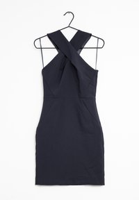 Ärmelloses dunkelblaues Kleid mit einem Kreuzrücken-Design, taillierter Passform, zwei vorderen Taschen und glatter Textur. Hängt an einem schwarzen Drahtkleiderbügel.