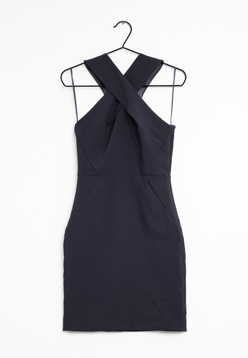 Ärmelloses dunkelblaues Kleid mit einem Kreuzrücken-Design, taillierter Passform, zwei vorderen Taschen und glatter Textur. Hängt an einem schwarzen Drahtkleiderbügel.