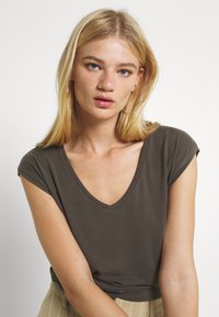 Pieces T-shirt básica - black olive