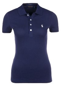 Polo shirt bleu marine à manches courtes avec col, quatre boutons blancs et petit logo brodé blanc sur la poitrine gauche.