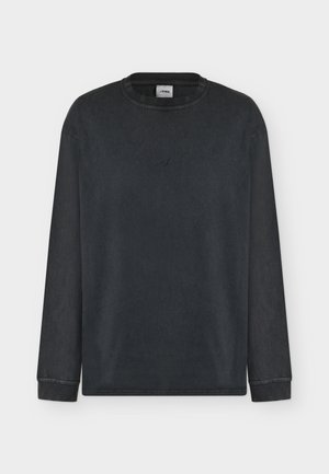 Μαύρο μπλουζάκι με μακριά μανίκια και στρογγυλή λαιμόκοψη με διακριτικό λογότυπο μάρκας στο στήθος, εμφανιζόμενο σε απλό λευκό φόντο.