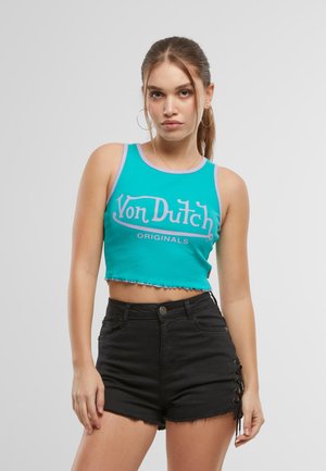 Turkusowy prążkowany top crop z fioletowymi wykończeniami i białym logo "Von Dutch". Połączony z czarnymi szortami z wysokim stanem, z bocznymi sznurkami.