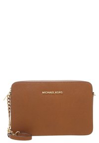 Borsa a tracolla in pelle sintetica marrone con finiture dorate, forma rettangolare, texture goffrata e logo "MICHAEL KORS" sul davanti.