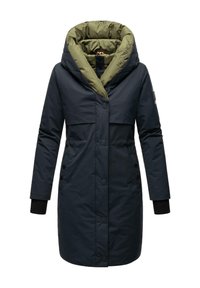 Navyblauwe gewatteerde parka met een grote groene capuchon, voorzakken en zwarte manchetten. Heeft een rits en drukknoopsluiting.