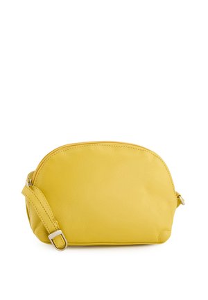 Gul læder crossbody taske med en rund form, lynlås lukning og justerbar rem. Glat overflade med minimale syninger.