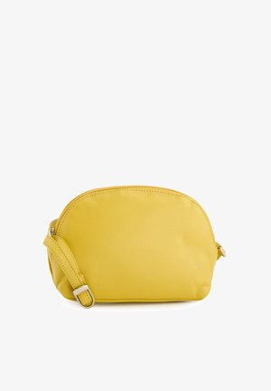 Gelbe Leder-Crossbody-Tasche mit runder Form, Reißverschluss und verstellbarem Trageriemen. Glatte Oberfläche mit minimalen Nahtdetails.
