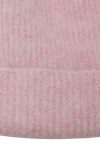 Cappello lavorato a maglia rosa realizzato in un morbido materiale peloso. Presenta una texture a coste con un risvolto nella parte inferiore.