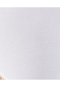 Wit katoen stof met ribbelstructuur, met een kantaccent langs de onderrand. Glad uiterlijk, lichtgewicht en flexibel.