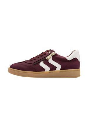 Baskets bordeaux avec des bandes blanches en zigzag, semelle en caoutchouc marron, languette de talon blanche, lacets et fermeture éclair latérale sur fond neutre.