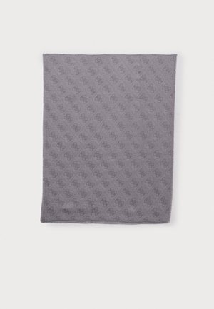 Grauer quadratischer Stoff mit einem dezenten sich wiederholenden Monogramm-Muster und leicht ausgefransten Kanten, flach auf weißem Hintergrund liegend.