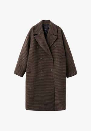 Abrigo marrón de pata de gallo con diseño de doble botonadura, solapas anchas y dos bolsillos frontales. Hecho de tela texturizada, con un corte suelto y a medida.