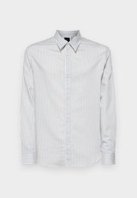 Camisa blanca de botones con rayas azules verticales, de manga larga, con cuello puntiagudo y bajo recto, hecha de tejido ligero.