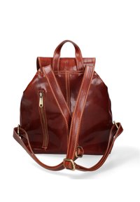 Zaino in pelle marrone con una finitura lucida, dotato di due manici superiori, spallacci regolabili e una tasca con zip laterale.