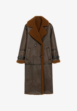 Brązowy skórzany płaszcz o podwójnym zapięciu, z dużym brązowym kołnierzem z owczej wełny i czarnymi skórzanymi akcentami na rękawach i kieszeniach.