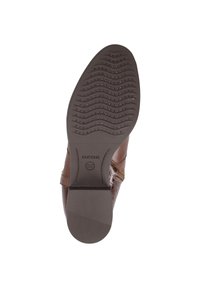Suela de zapato marrón con goma texturizada, con surcos ondulados y pequeños agujeros para transpiración. Marca GEox visible.