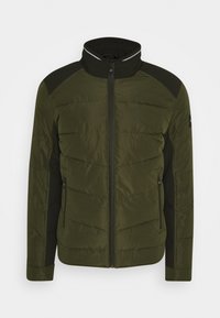 Giubbotto imbottito in verde oliva scuro con zip completa, dettagli neri sulle spalle e due tasche frontali con zip. Presenta un colletto alto.
