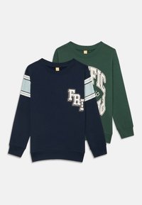 Deux sweatshirts à manches longues, l'un bleu marine avec des rayures bleu clair et un motif graphique, l'autre vert avec un grand design en texte blanc. Tissu en coton.
