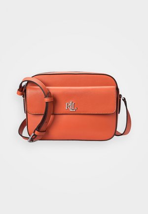 Rechteckige orange Leder-Umhängetasche mit verstellbarem Riemen und silbernem "RLL"-Logo auf der vorderen Klappentasche.
